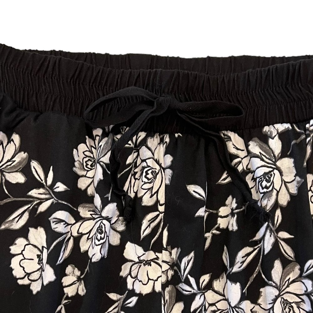 Like new! Super soft! See You Monday LA Black & White Floral Joggers Sz L - Picture 7 of 9